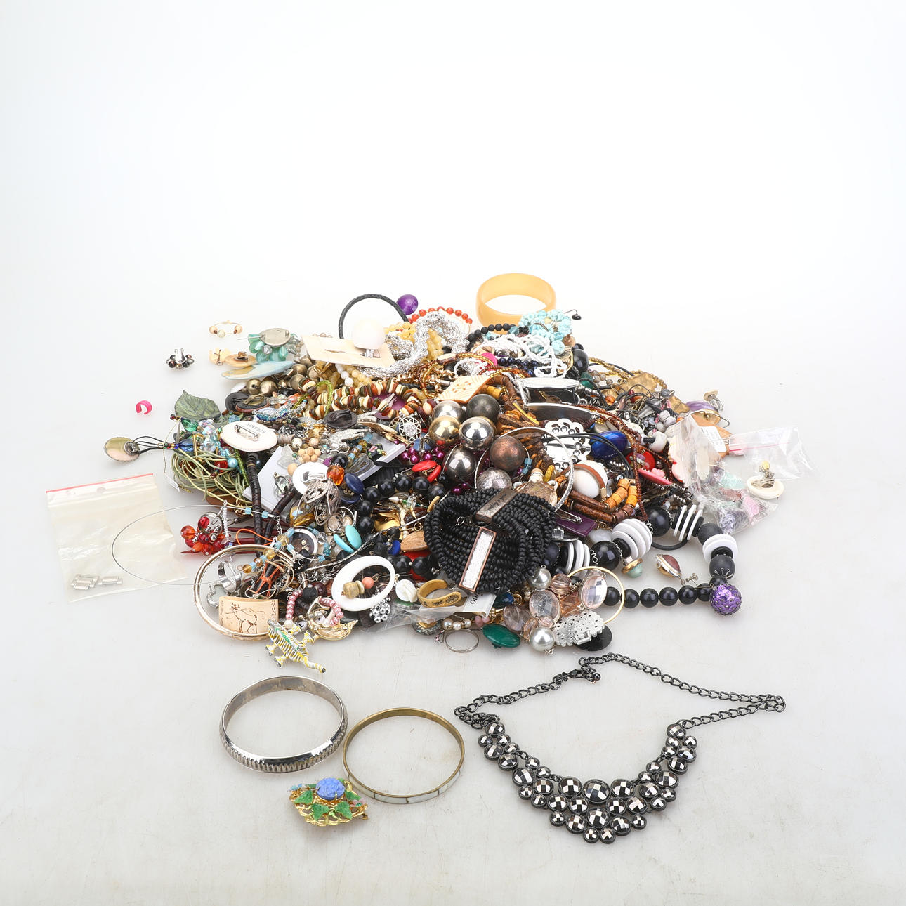 BIJOUTERIER, batch of mixed jewelry.