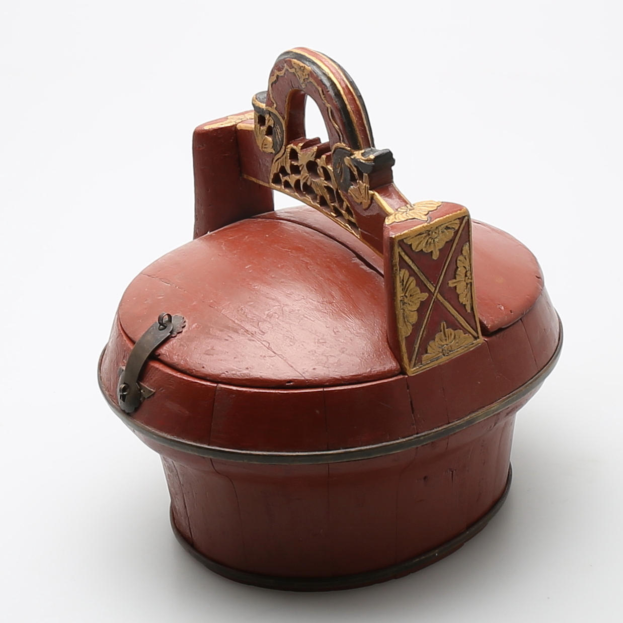 BRÖLLOPSKORG, rödlackerat trä, Kina omkring 1900.