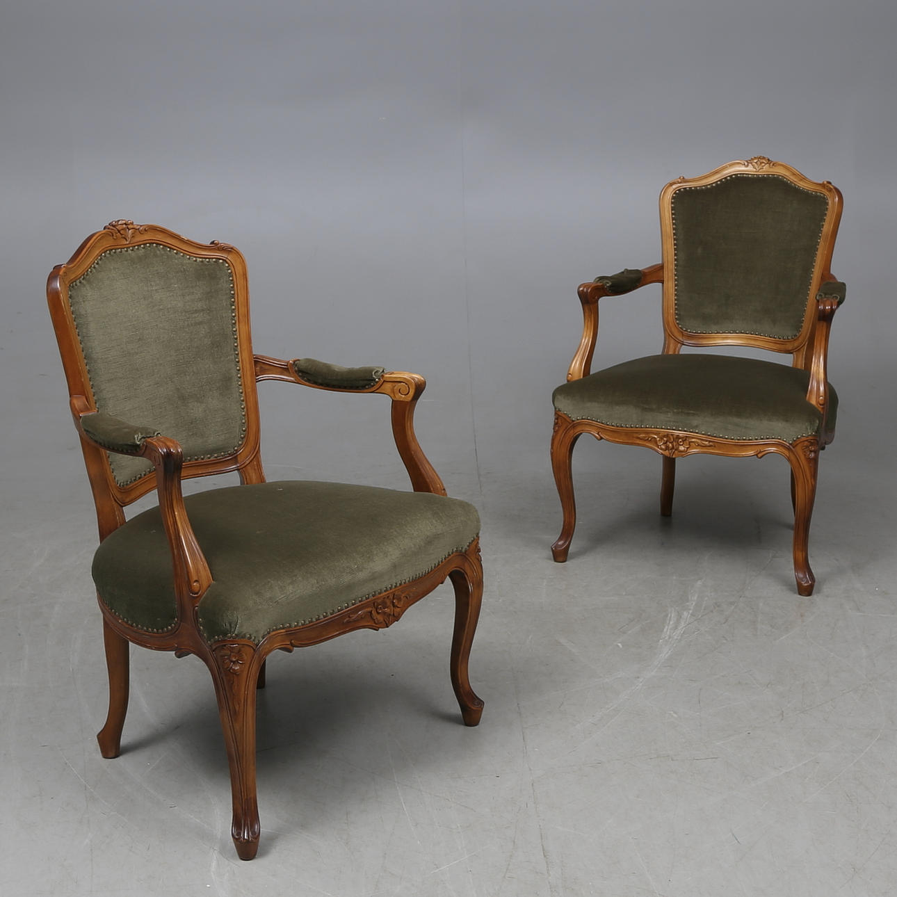 KARMFÅTÖLJER, ett par, nyrokokostil, 1900-tal.