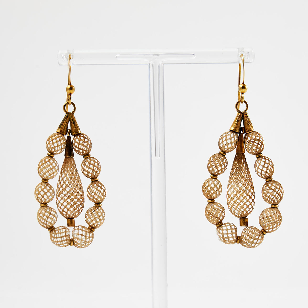 Et par øreringe, forgyldt sølv, hårværk.