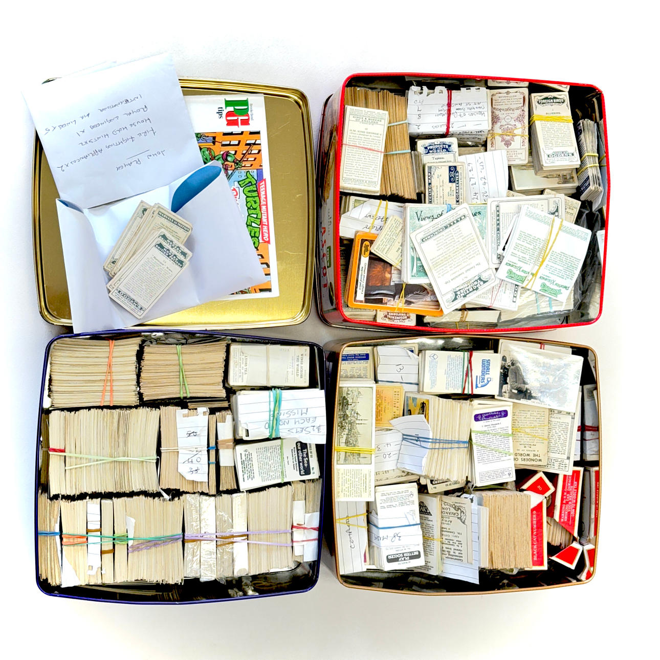 UMFANGREICHE MENGE AN ZIGARETTEN- UND TEEKARTEN.