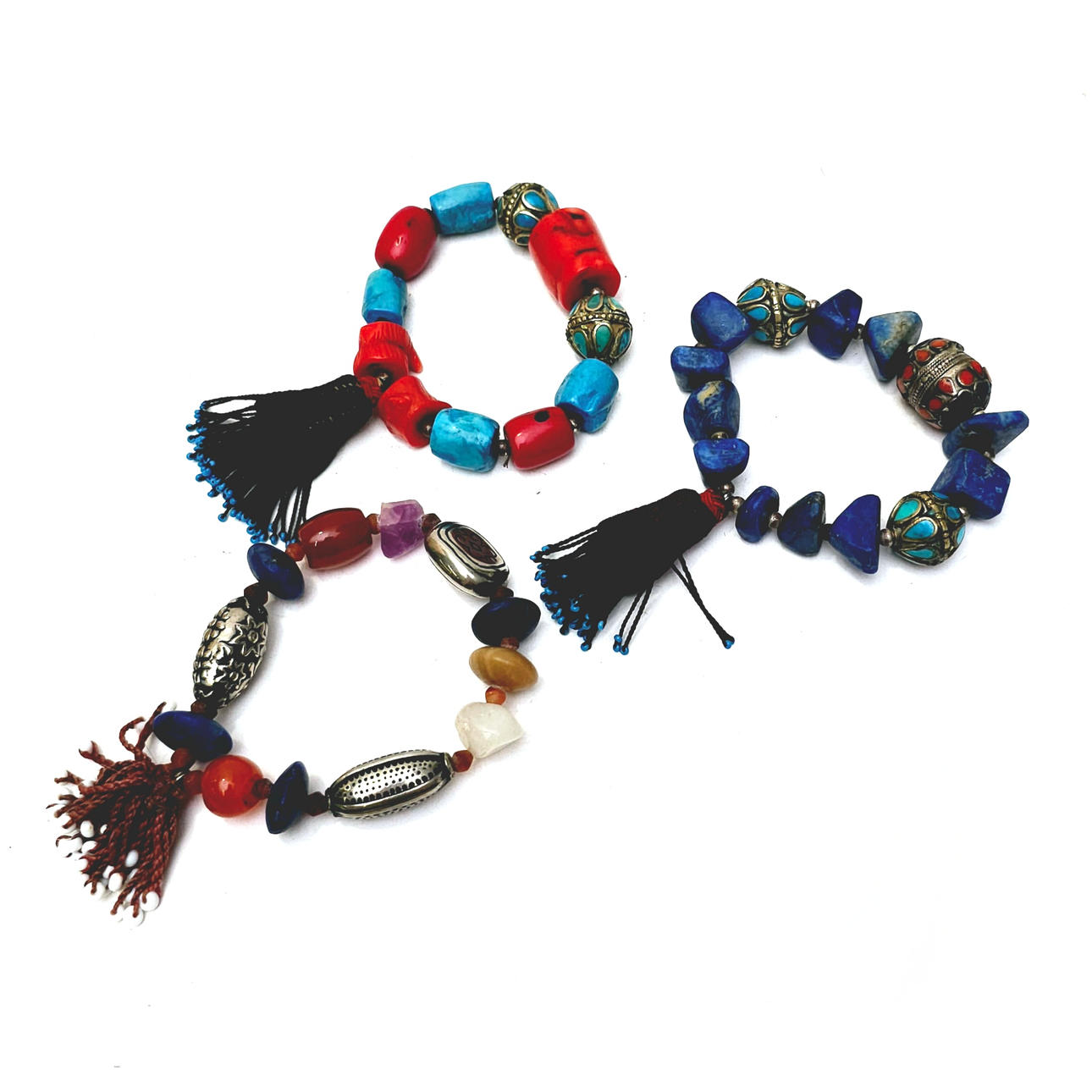 DREI TÜRKISCHE ARMBÄNDER MIT AVALORIEN.