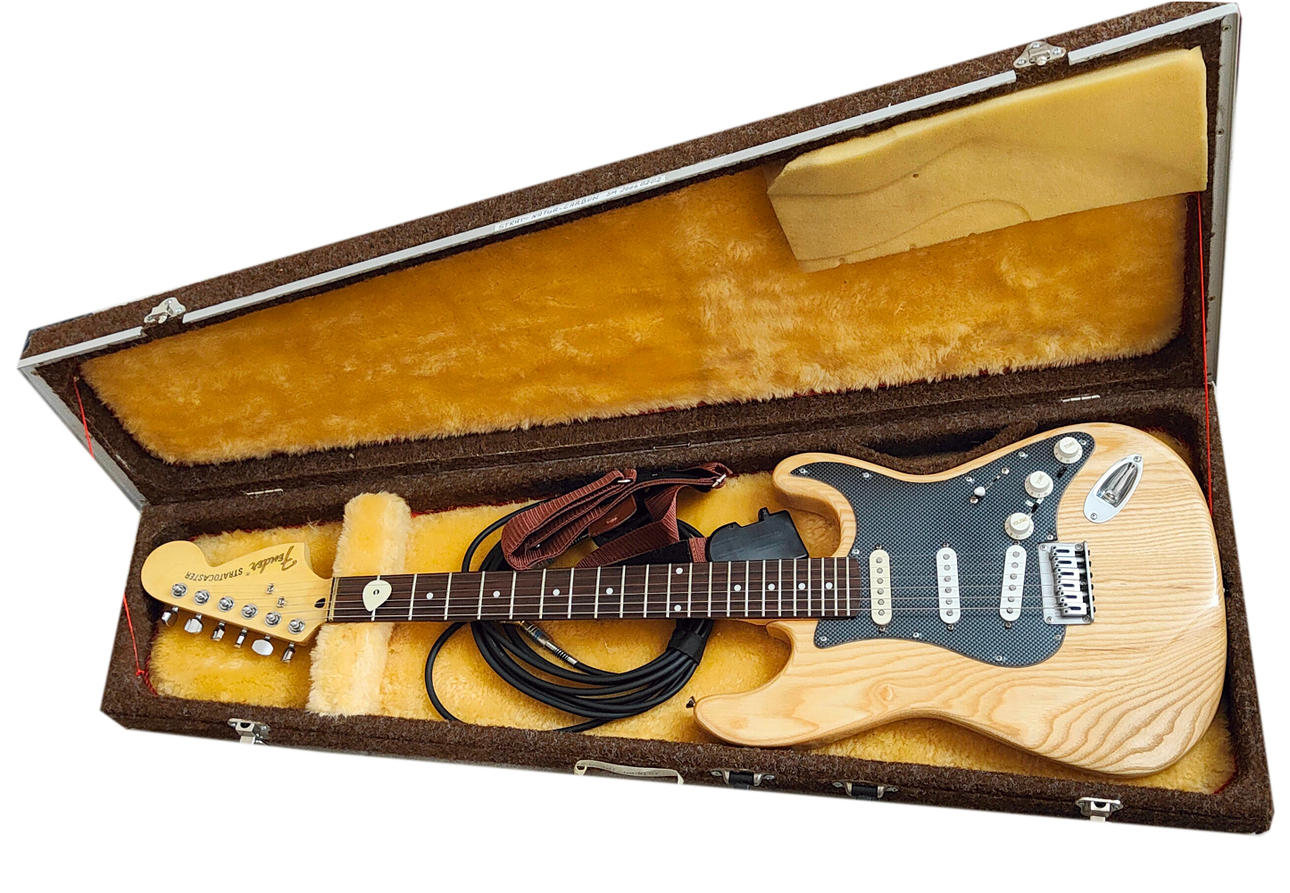 KITARA, sähkökitara kotelossa.