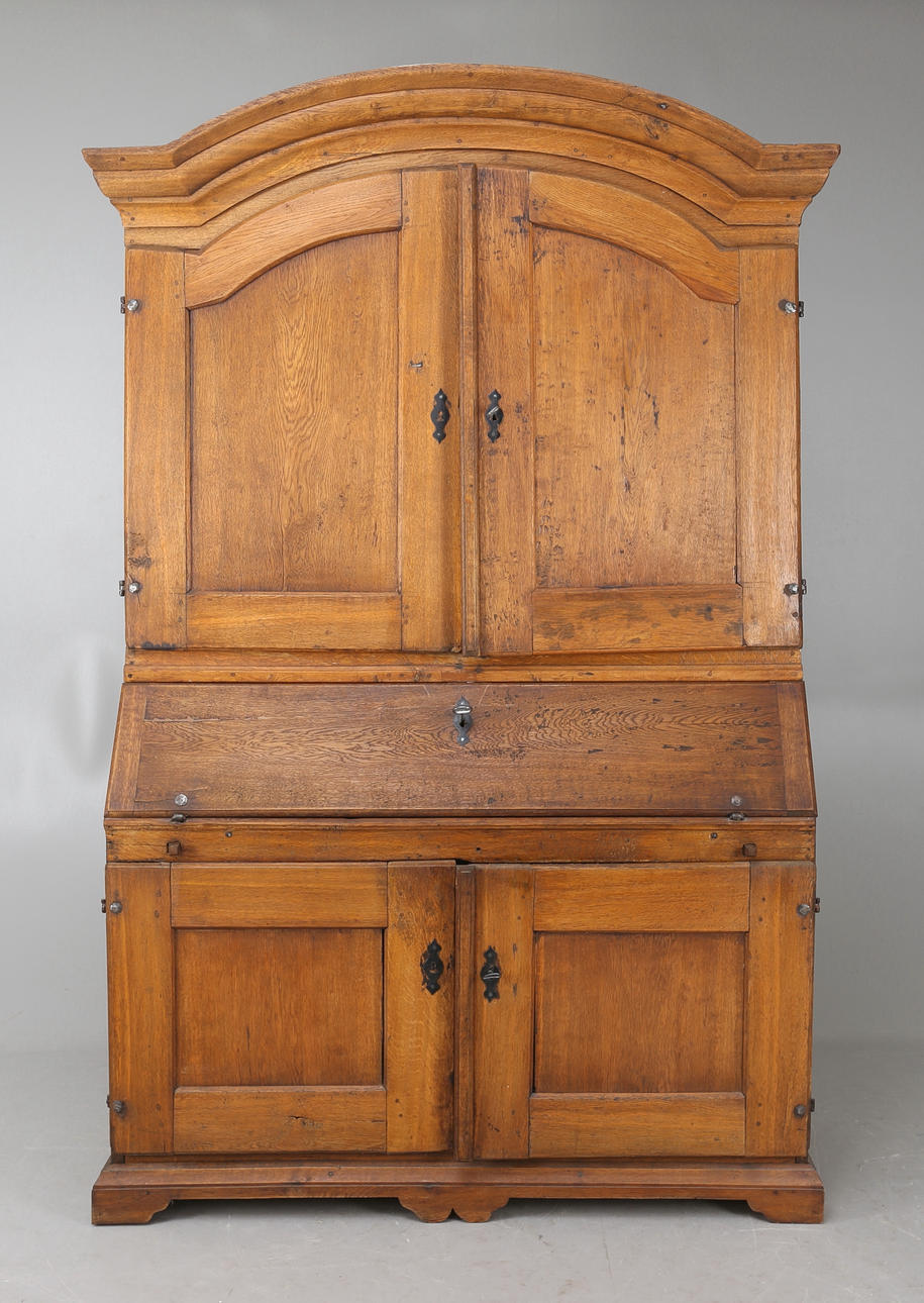 SKRIVSKÅP ,svängt krön, 17/1800-tal.