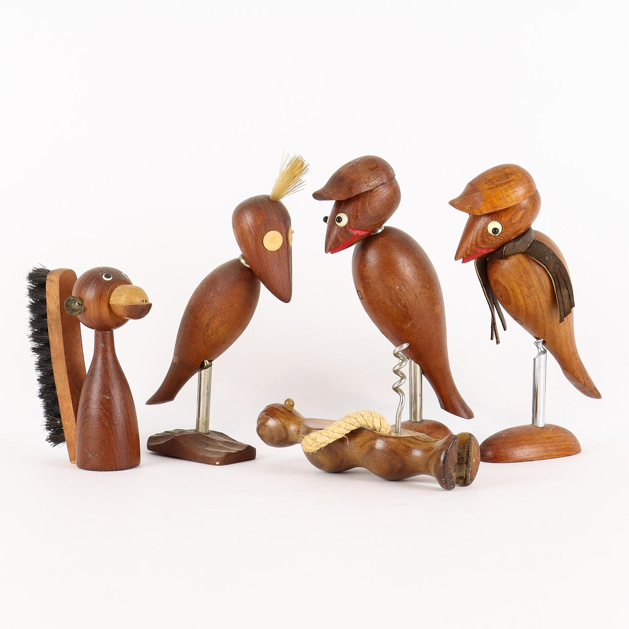 KORKKIRUUVIT JA HARJA tiikkiä.