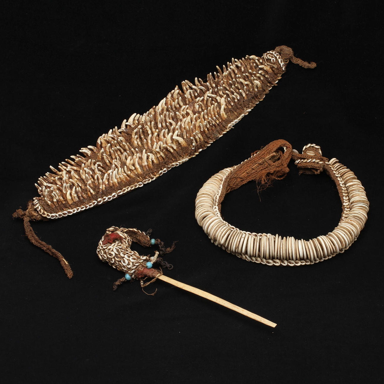 HALSBAND, BÄLTE, OBJEKT, Afrika, 1900-tal.