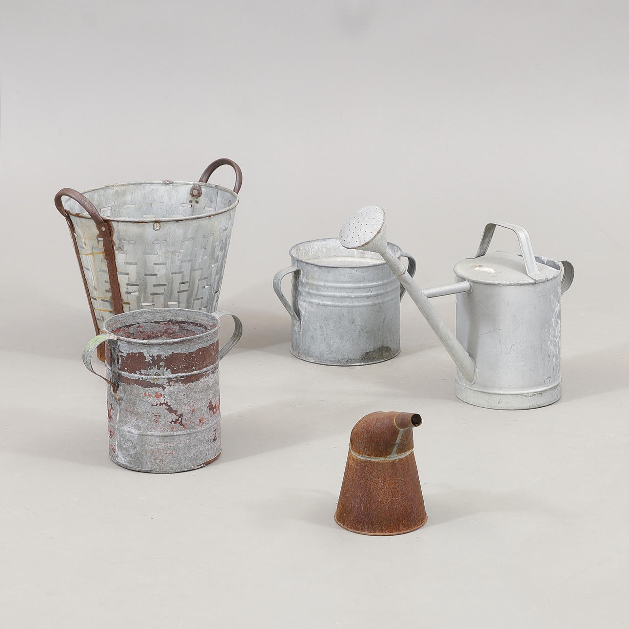 OBJETOS DE ZINC, 5 piezas, siglo XX.