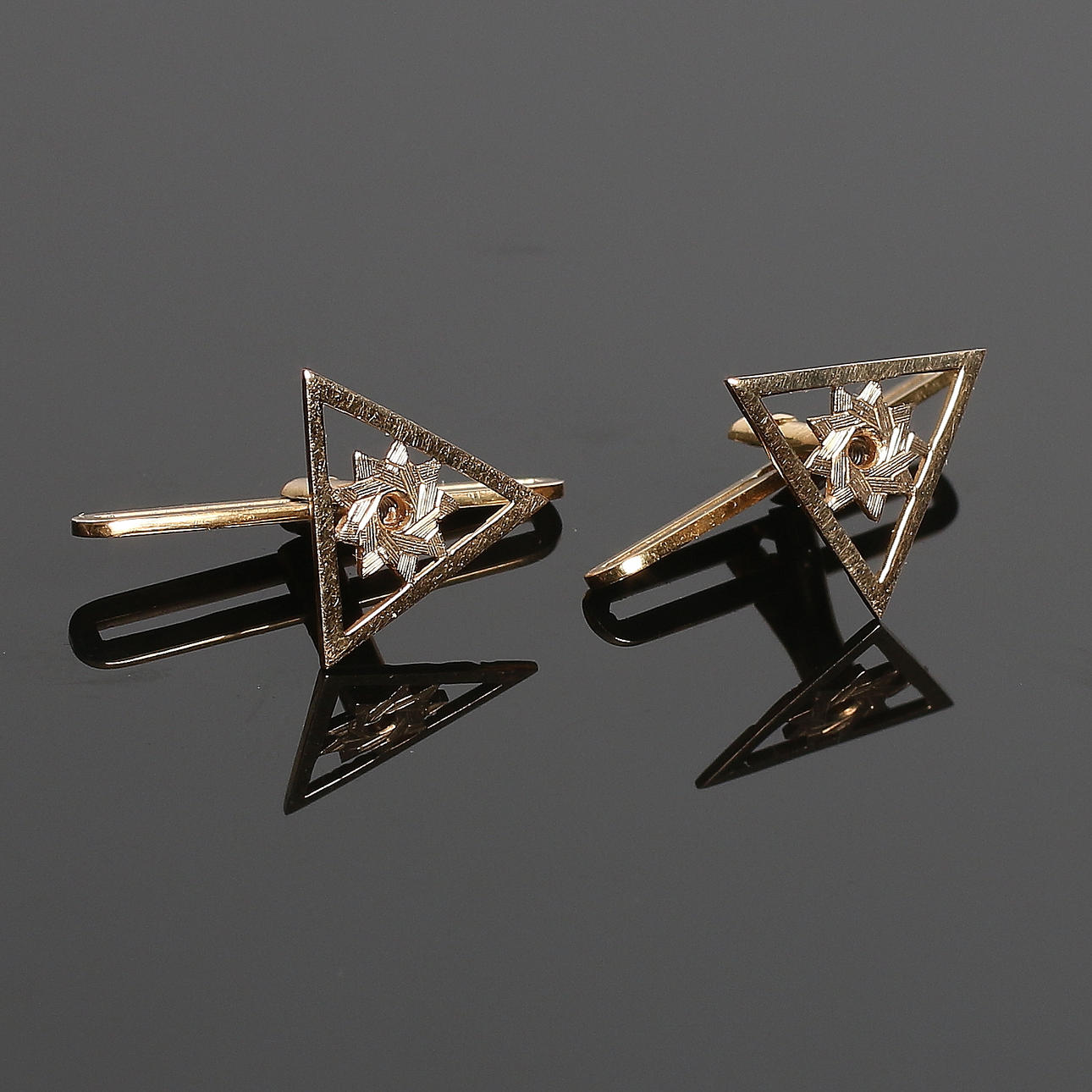 MANSCHETTKNAPPAR, 18k guld, "Tempelriddarna", 1944. Vikt 2 gram.