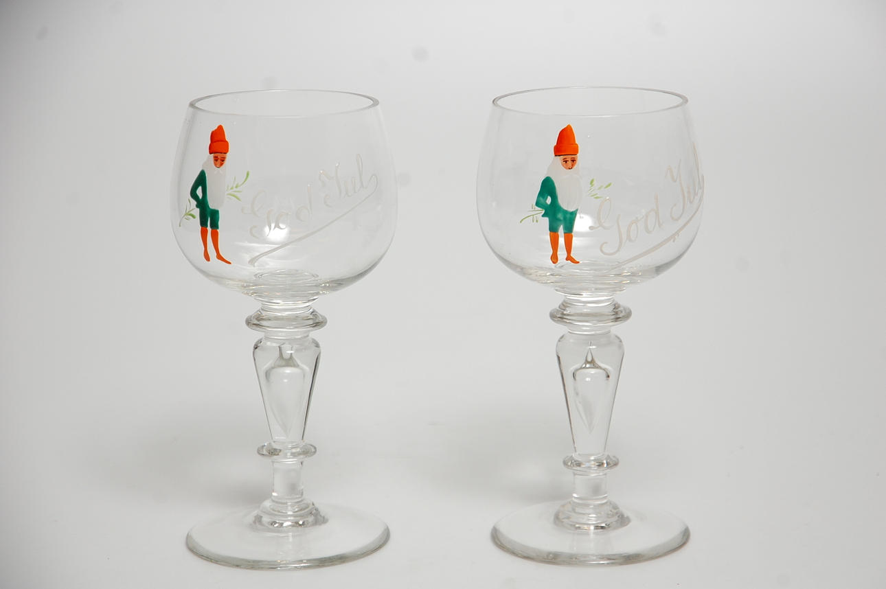 MUMMAGLAS, 1 par, handmålade, 1900-talets första hälft.