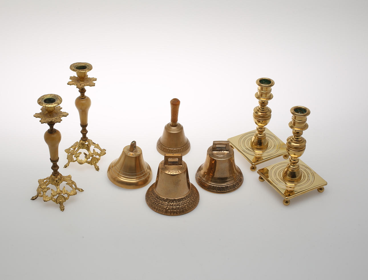 PARTI MÄSSING, 8 delar, bland annat Mora klockor och ljusstakar.