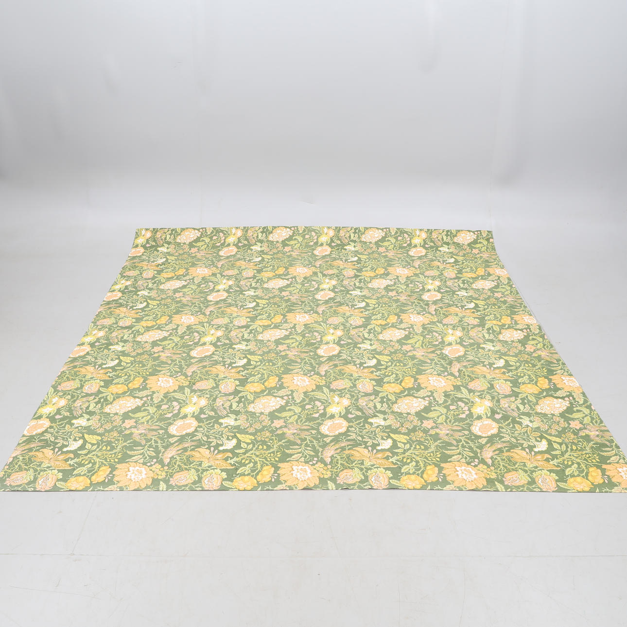 Möbeltyg, Cordinata, ca 255 cm x ca 245 cm.