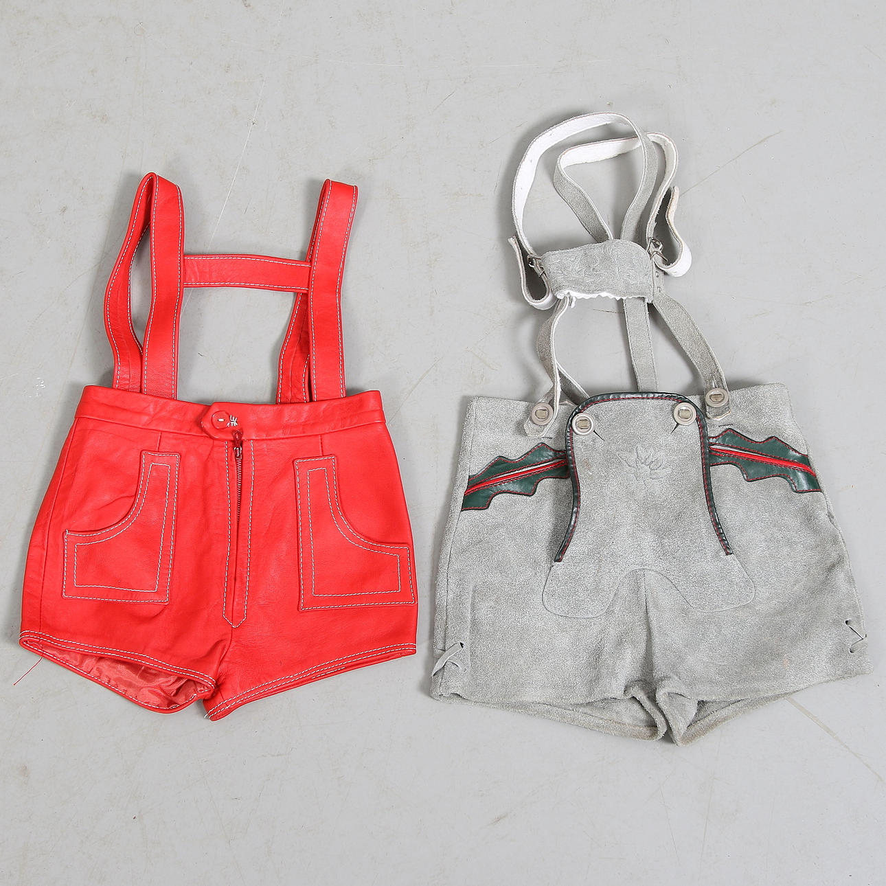 LEDERHOSEN, 2 st, skinn och mocka, 1900-talets andra hälft. Strl. ca 2-4 år.