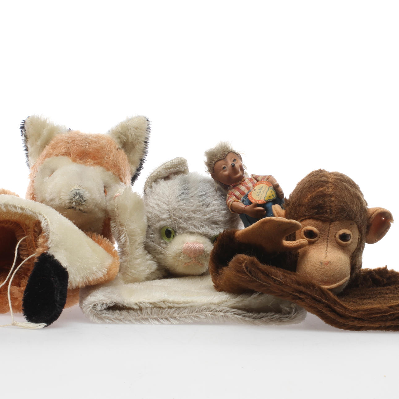 HANDDOCKOR 3 st delvis troligen Steiff samt MINIATYRDOCKA "Micki" Steiff.