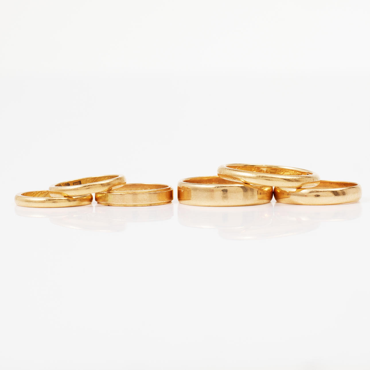 WEDDING RINGS, 4+2 pcs., 18 and 20 k gold.