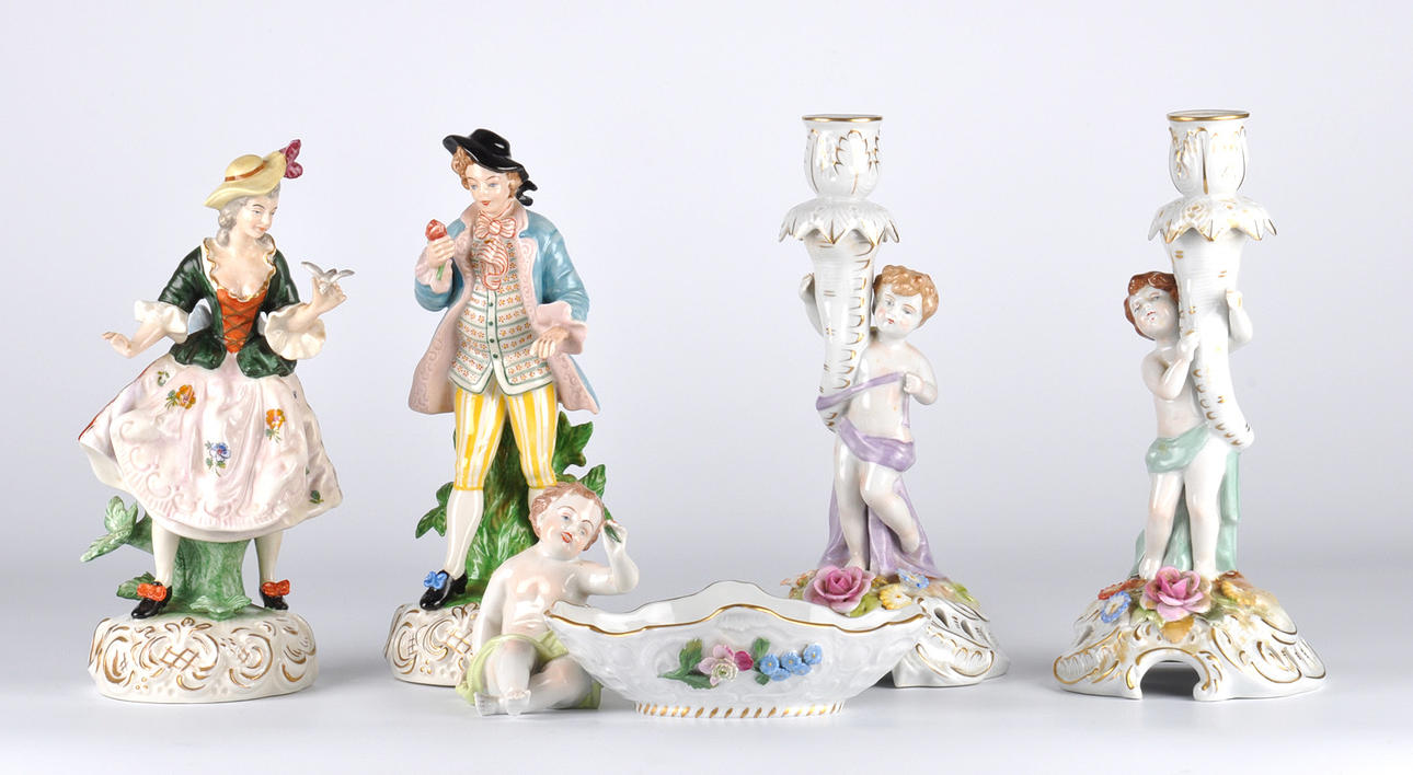 5 PORSLINFIGURER, galant dam och herre, barnpar med ljusstake, barn på skål.