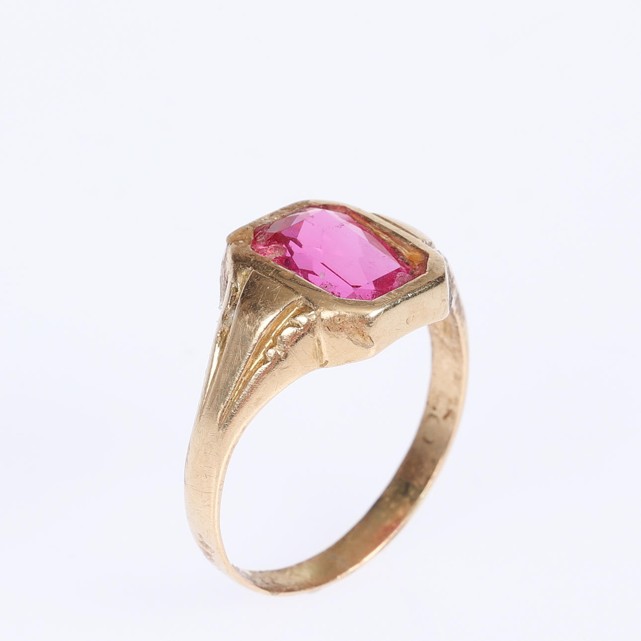 RING, 18 K Gold, roter Stein.
