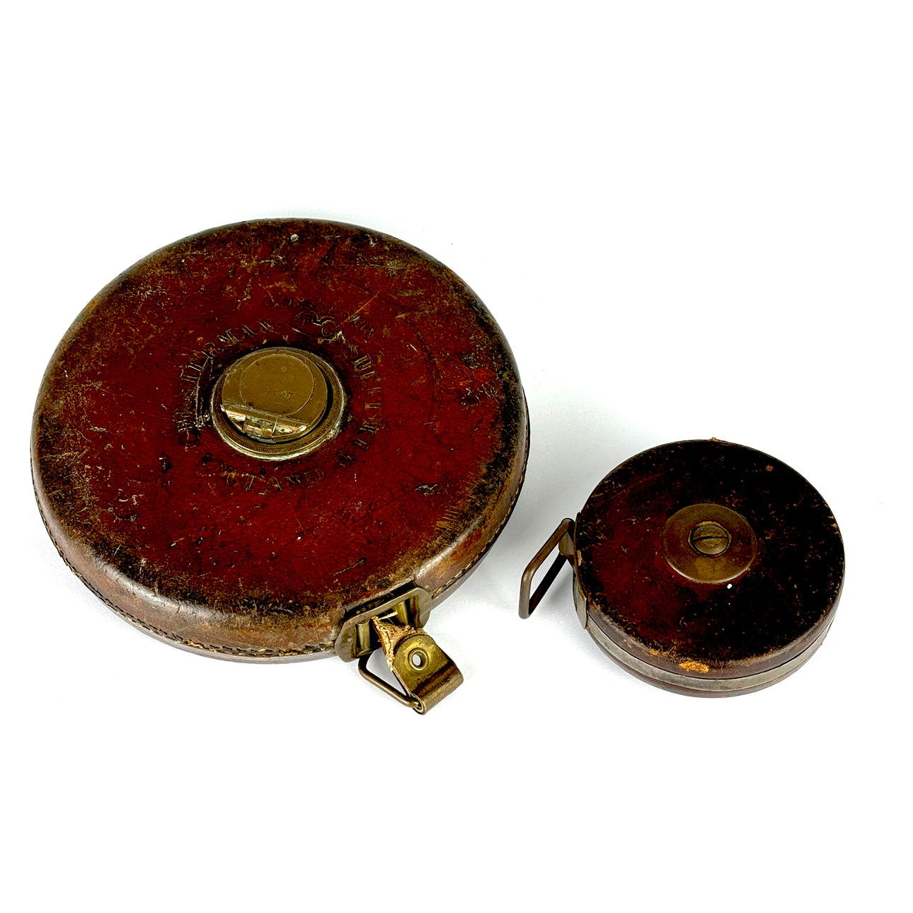 TVÅ MÅTTBAND MED LÄDERHÖLJE.