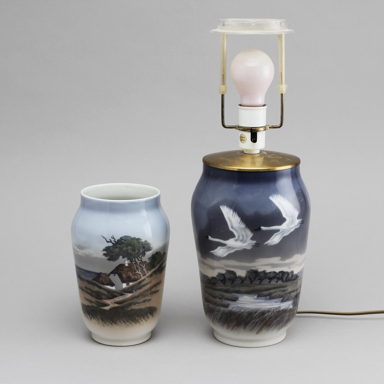 VAS samt LAMPFOT, porslin, Royal Copenhagen.