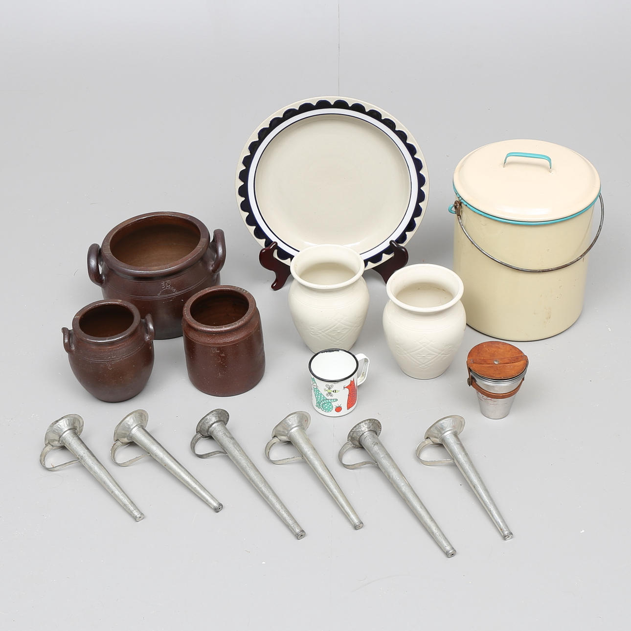 PARTI DIVERSE; krus, 5 st, Rörstrand, Höganäs, emaljerat m.m.