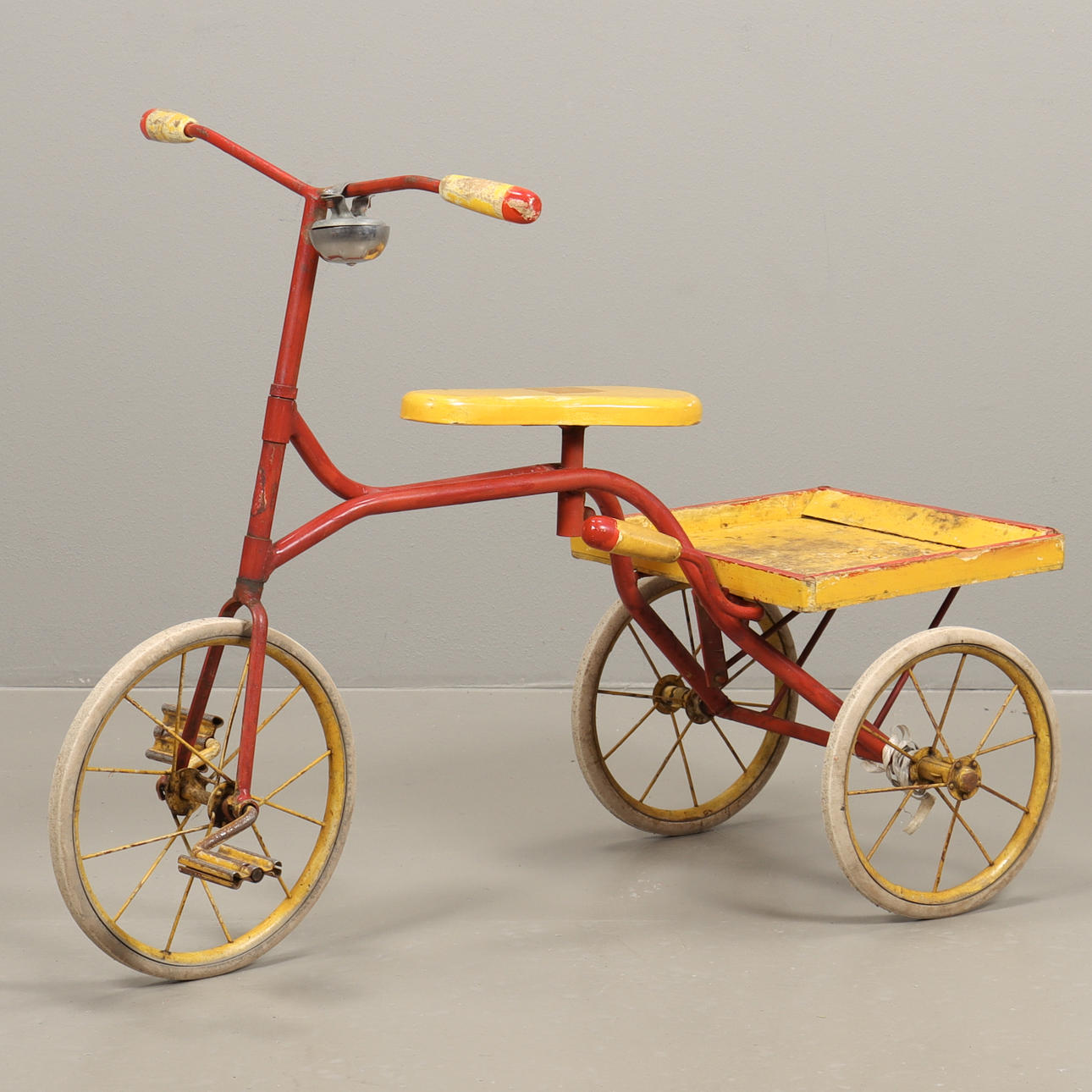 TREHJULING äldre, med flak.