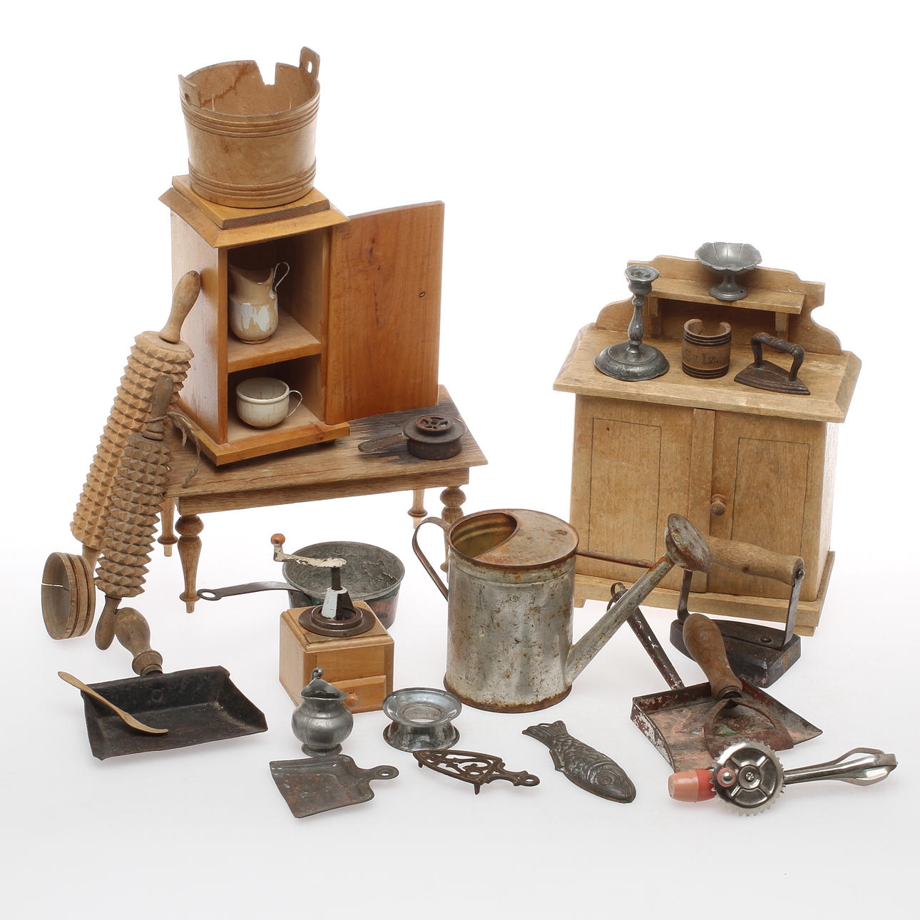 DOCKMÖBLER med mera, delvis Gemla.