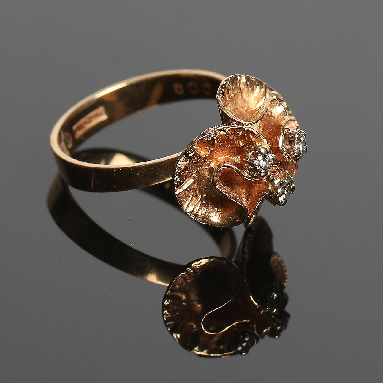 RING,18k guld samt tre brillianter totalt ca 0,12 ct, Theresia Hvorslev, 1976. Vikt 5 gram.