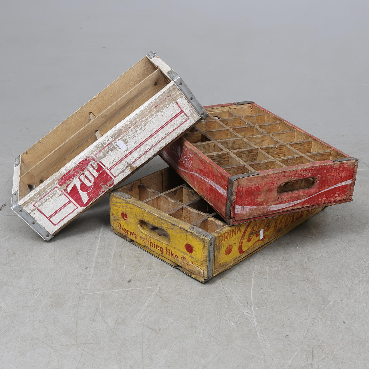 BACKAR, 3 st, trä. Coca Cola & 7up, omkring 1900-talets mitt.