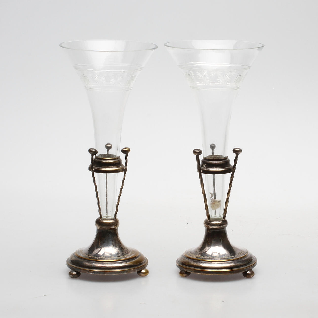 STRUTVASER, ett par, sekelskifte 1900.