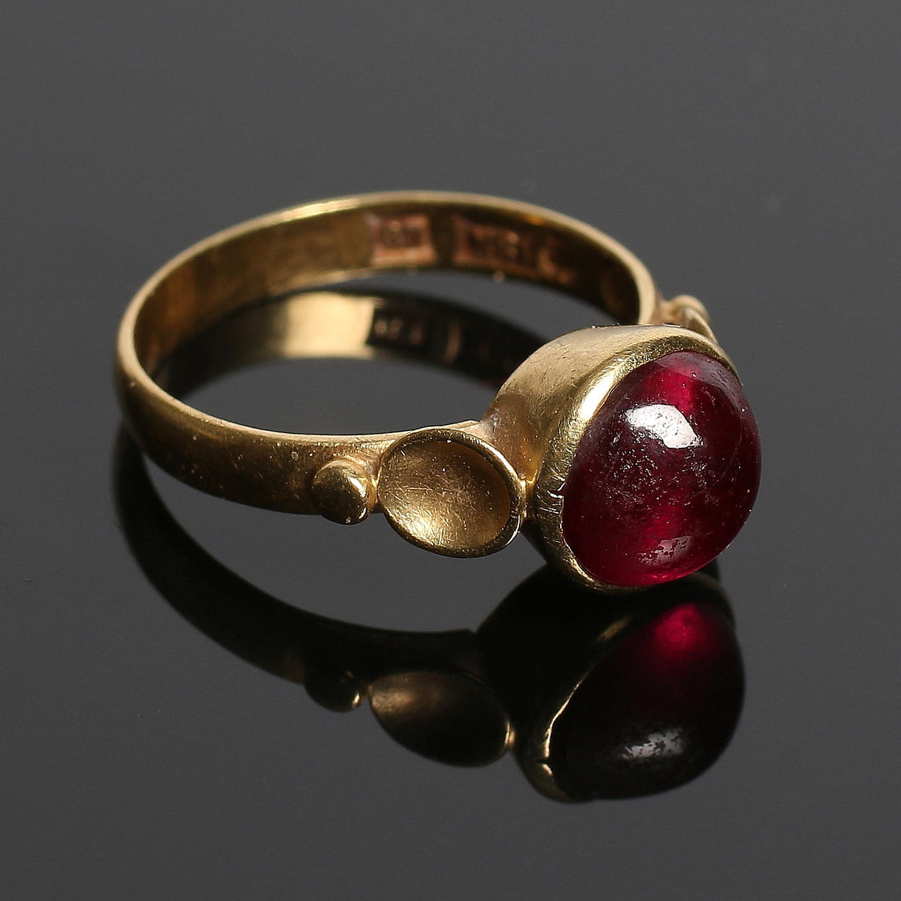 RING, 18k guld, med röd sten, Folke Johansson, Örnsköldsvik, 1961. Vikt 3 gram.