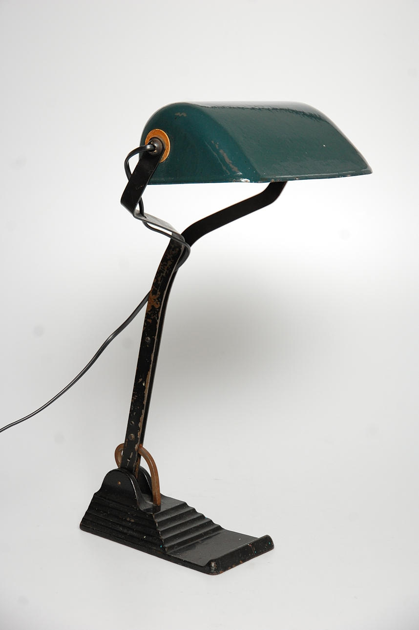 SKRIVBORDSLAMPA, gjutjärn, emaljerad, 1900-talets första hälft.