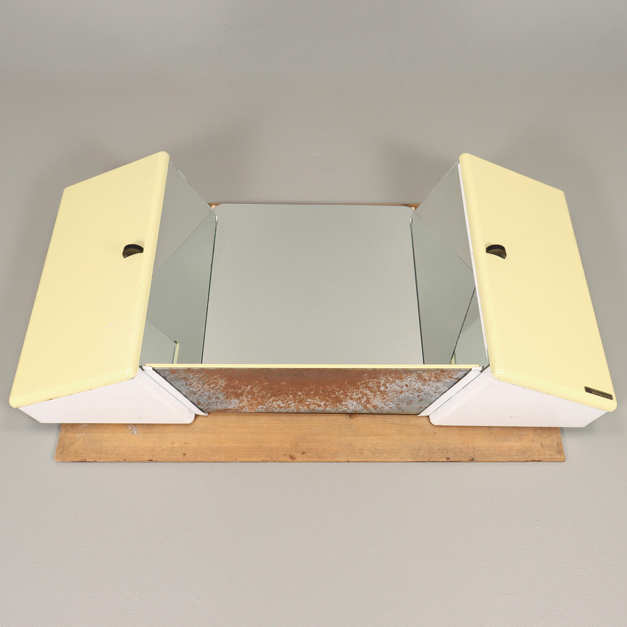 BADRUMSSKÅP plåt, Svedbergs.