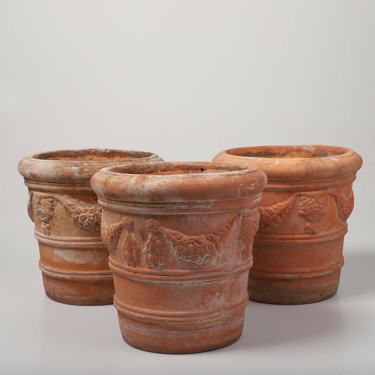 YTTERFODER, 3 stycken, terrakotta, samtida.