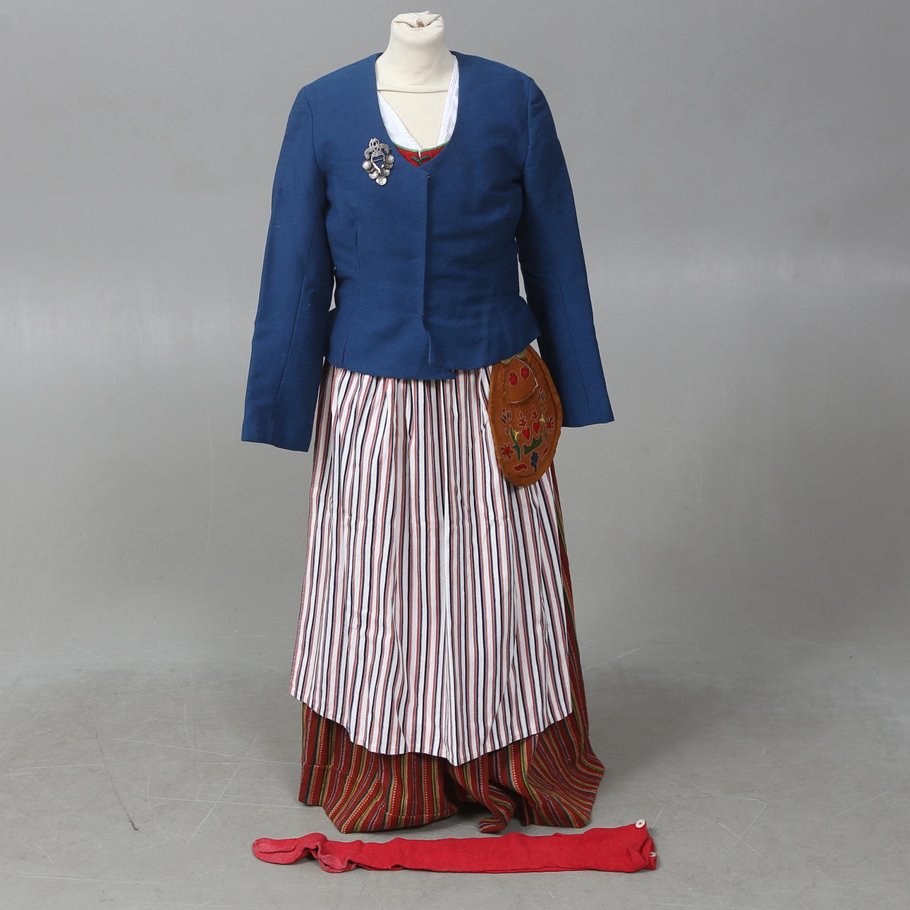 FOLKDRÄKT, 9 delar, Skedevi, Östergötland.