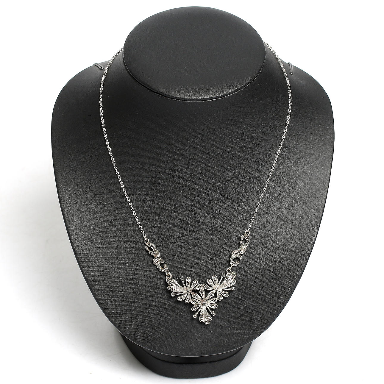 COLLIER, silver och markasiter, 1900-tal. Total vikt 10 gram.