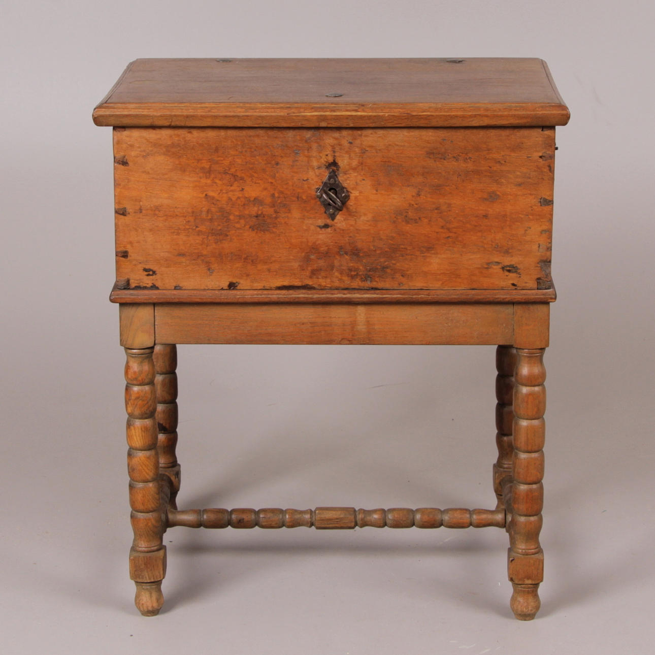 KISTA, på benställning, ek, 1700/1800-tal.