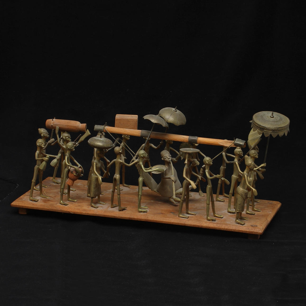 SKULPTURGRUPP, mässing och trä, Afrika, 1900-tal.