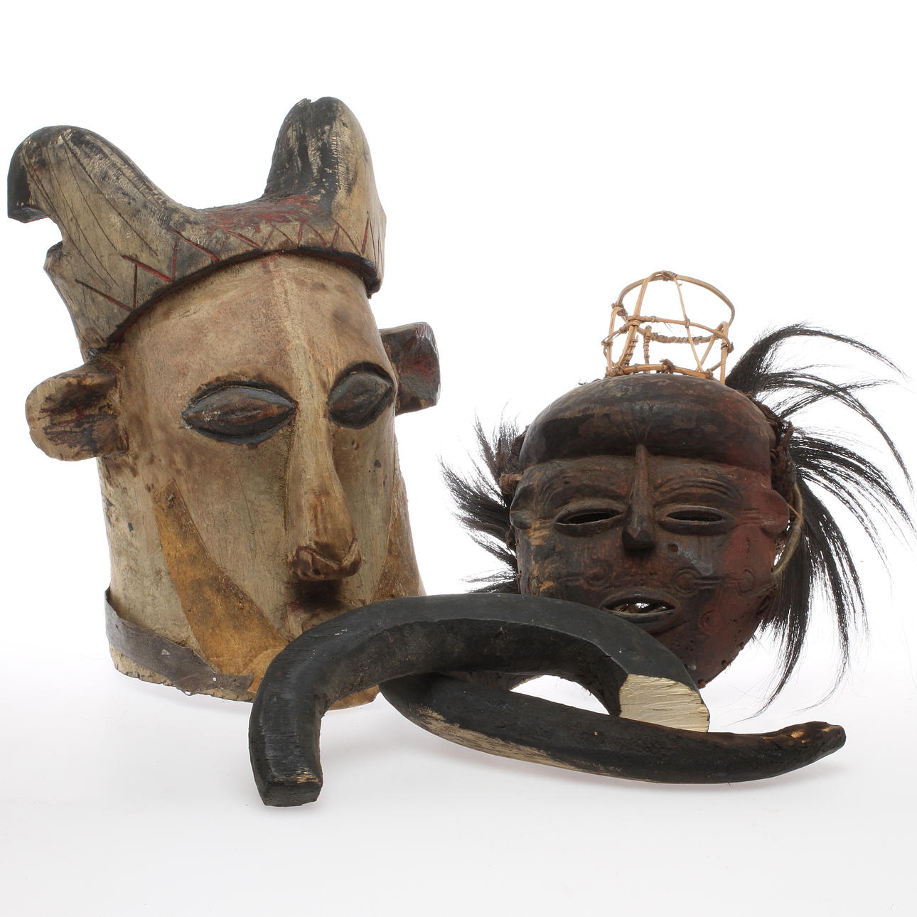 MASKER, 2 st, varav en hjälmmask, Afrika, 1900-tal.