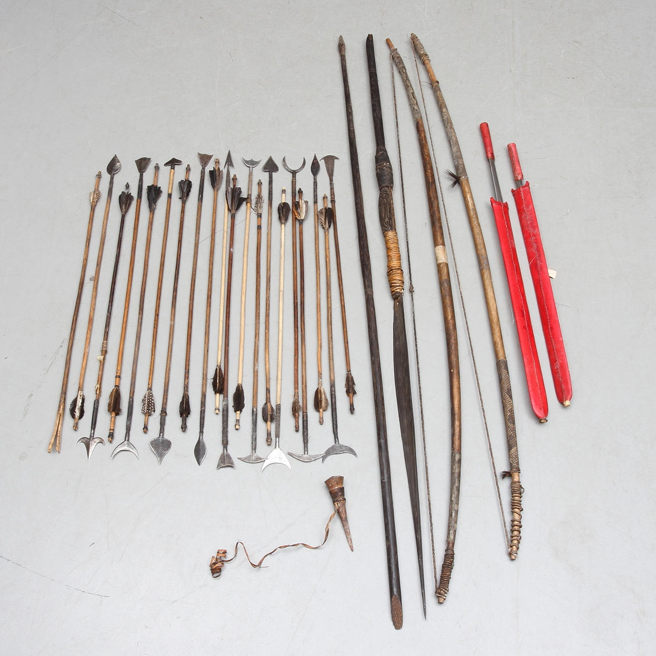 PARTI VAPEN, bla pilbågar, spjut och svärd, 1900-tal.