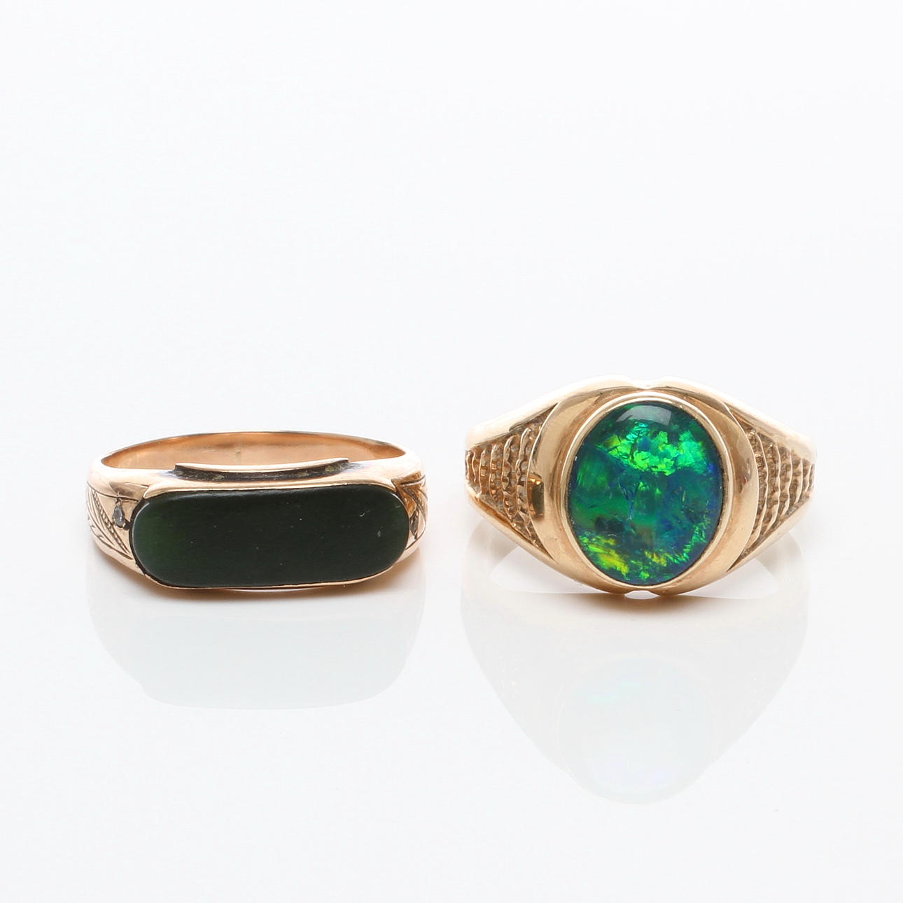RINGAR 2 st, lågkaratigt guld varav en med mindre diamanter, 1900-tal.