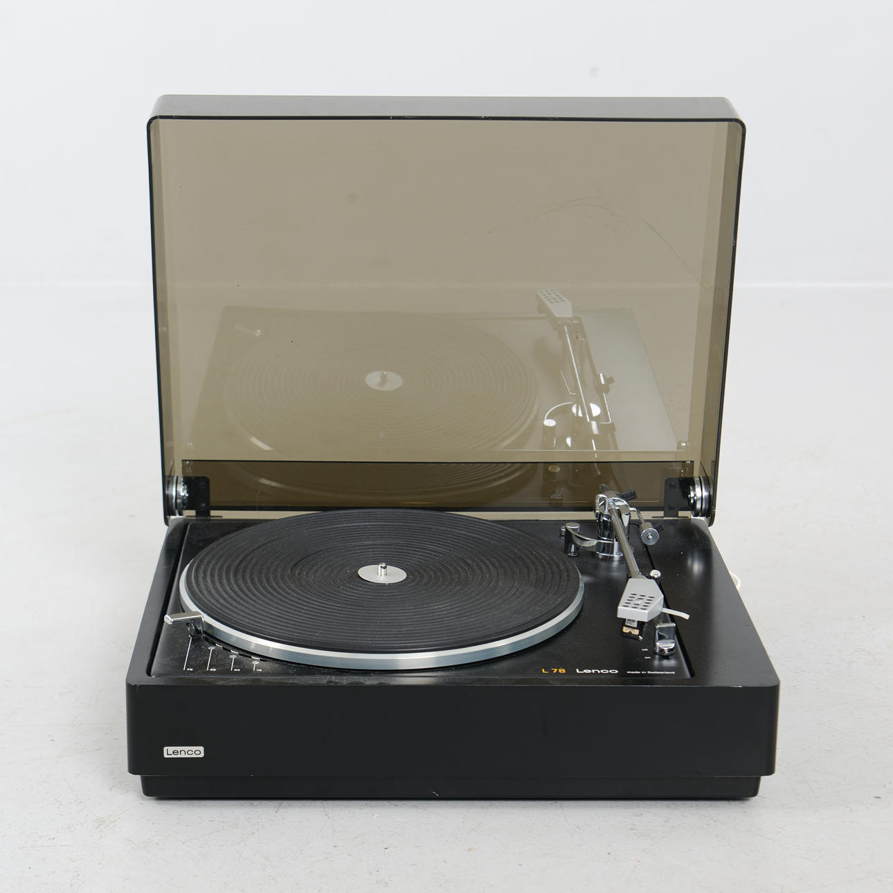 Tocadiscos Lenco L78, años 60.