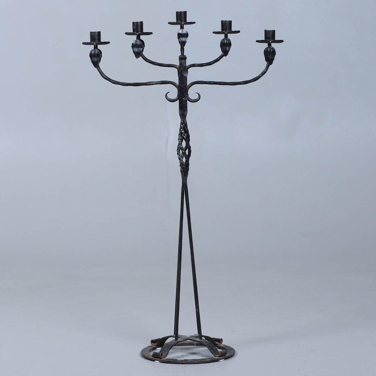 GOLV KANDELABER/LÖVSTAKE. JÄRN.