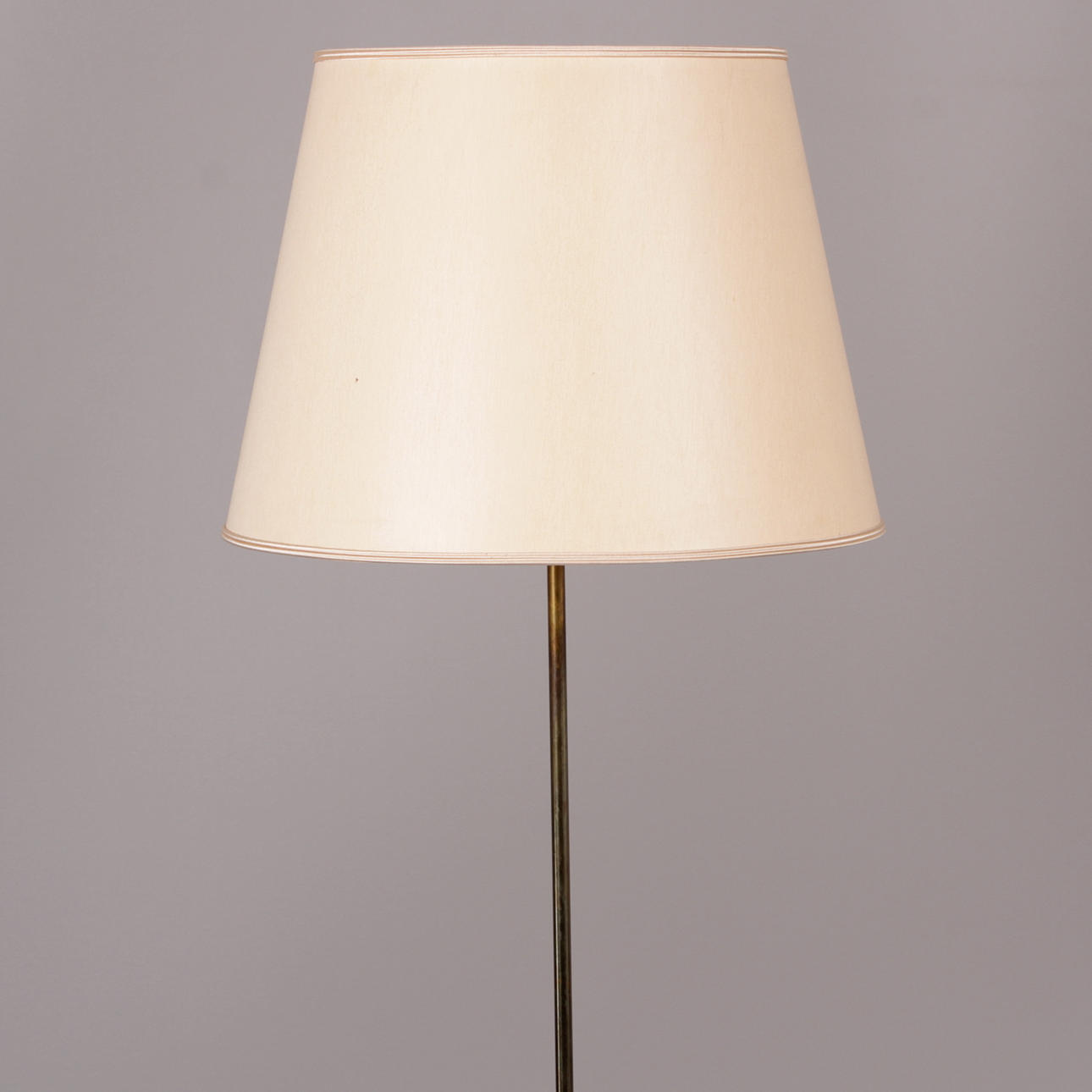 GOLVLAMPA, trä och gulmetall, 1900-talets andra hälft.