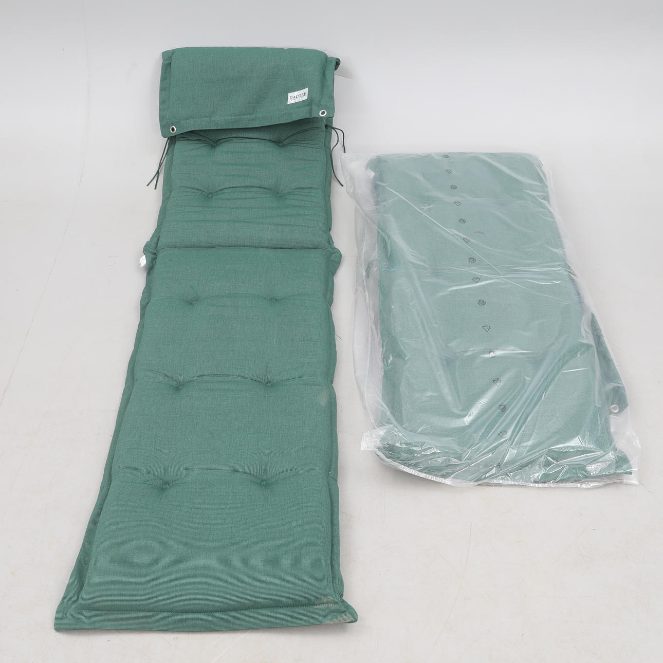 DYNOR, Dacore, två stycken solsäng/solstol.