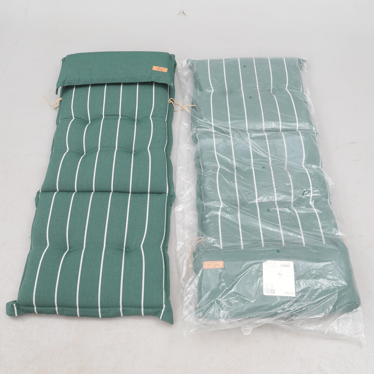 Ein Paar Stuhlkissen, Dacore.