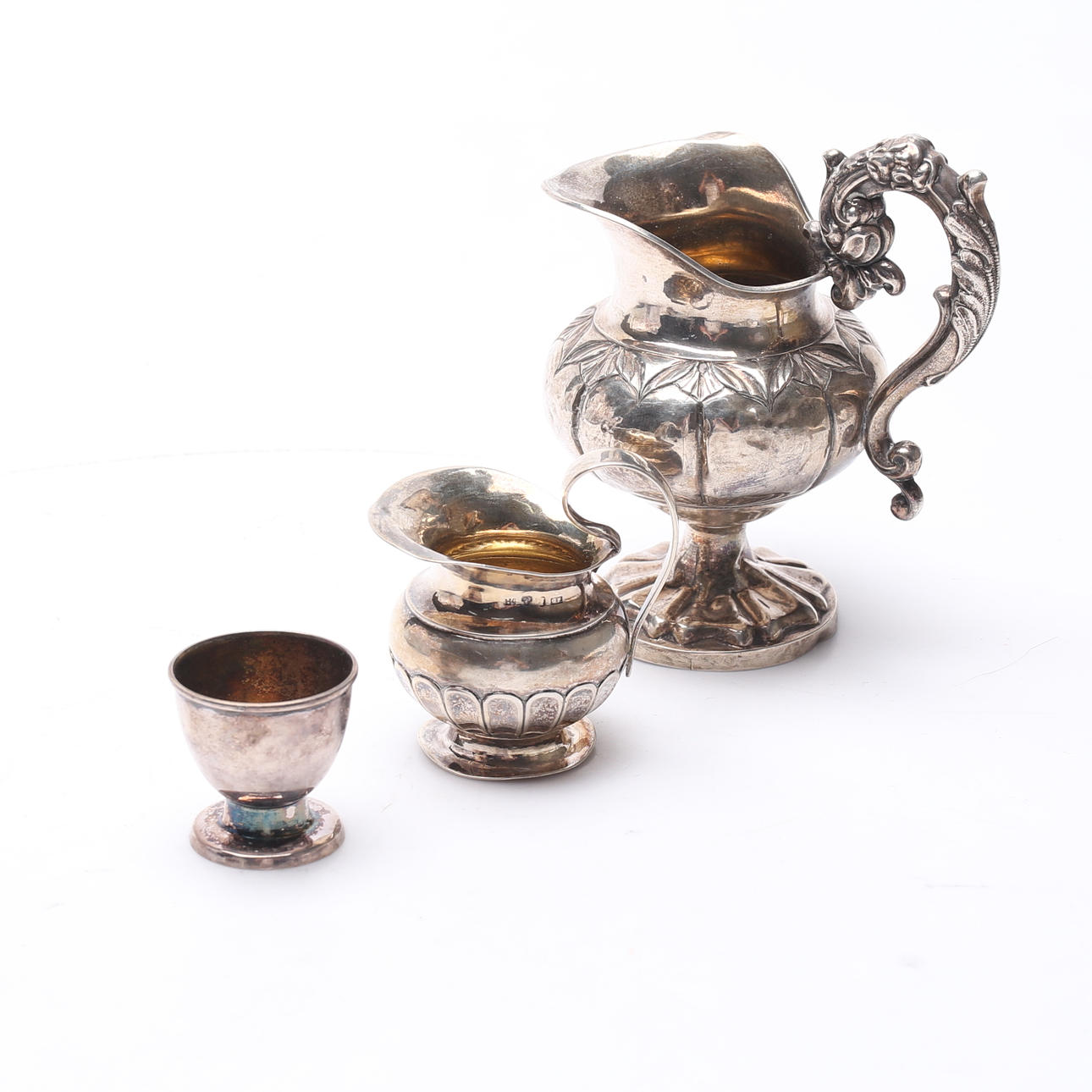 2 SAHNEKANNEN UND EIERBECHER, Silber.