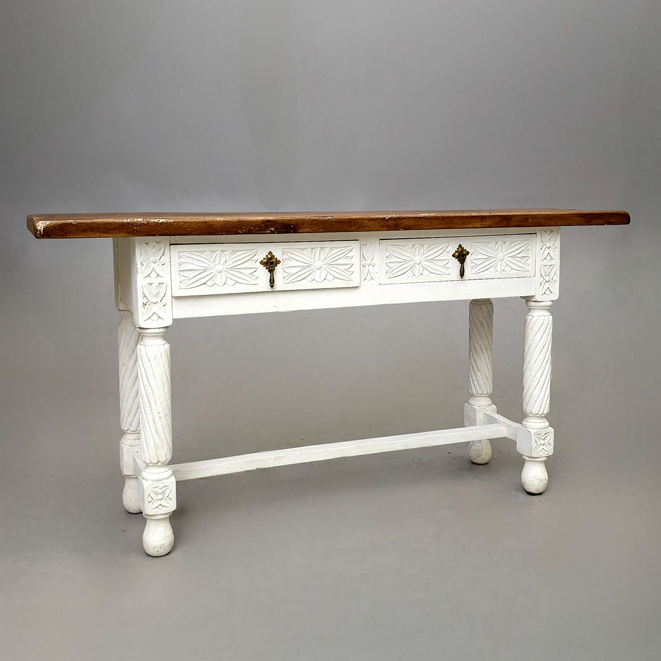 LITEN RUSTIK SKÄNK I MÅLAT TRÄ.