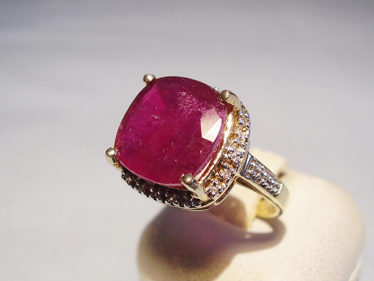 RUBINRING MED VIT TOPAS FÖLJE. Ädelstenar tillsammans 7,63 ct.