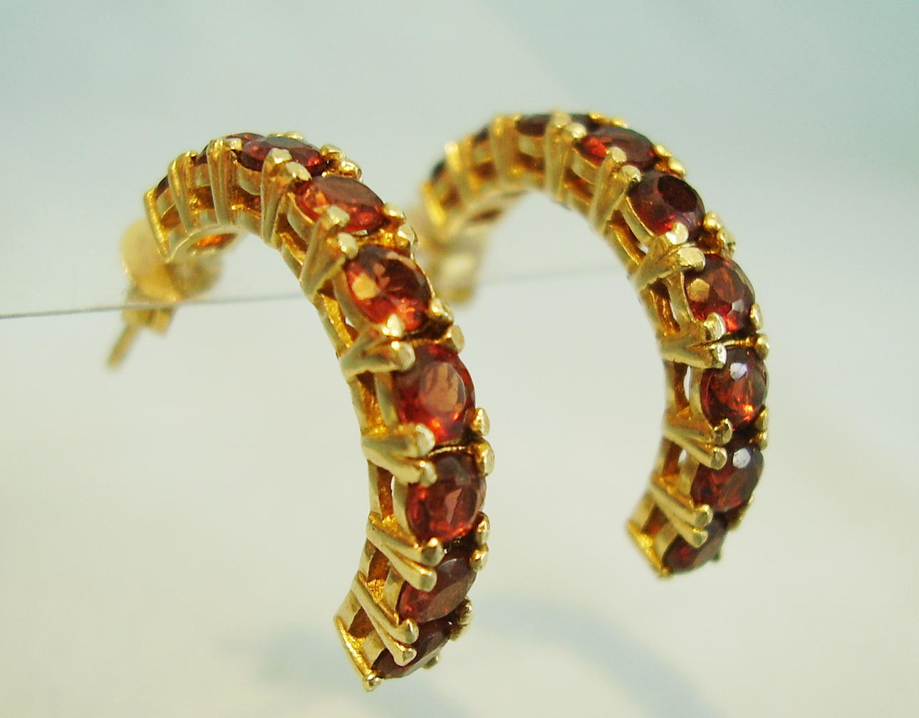 GRANAT ÖRA DUBBAR HALV KREOLER. silver guldpläterad.