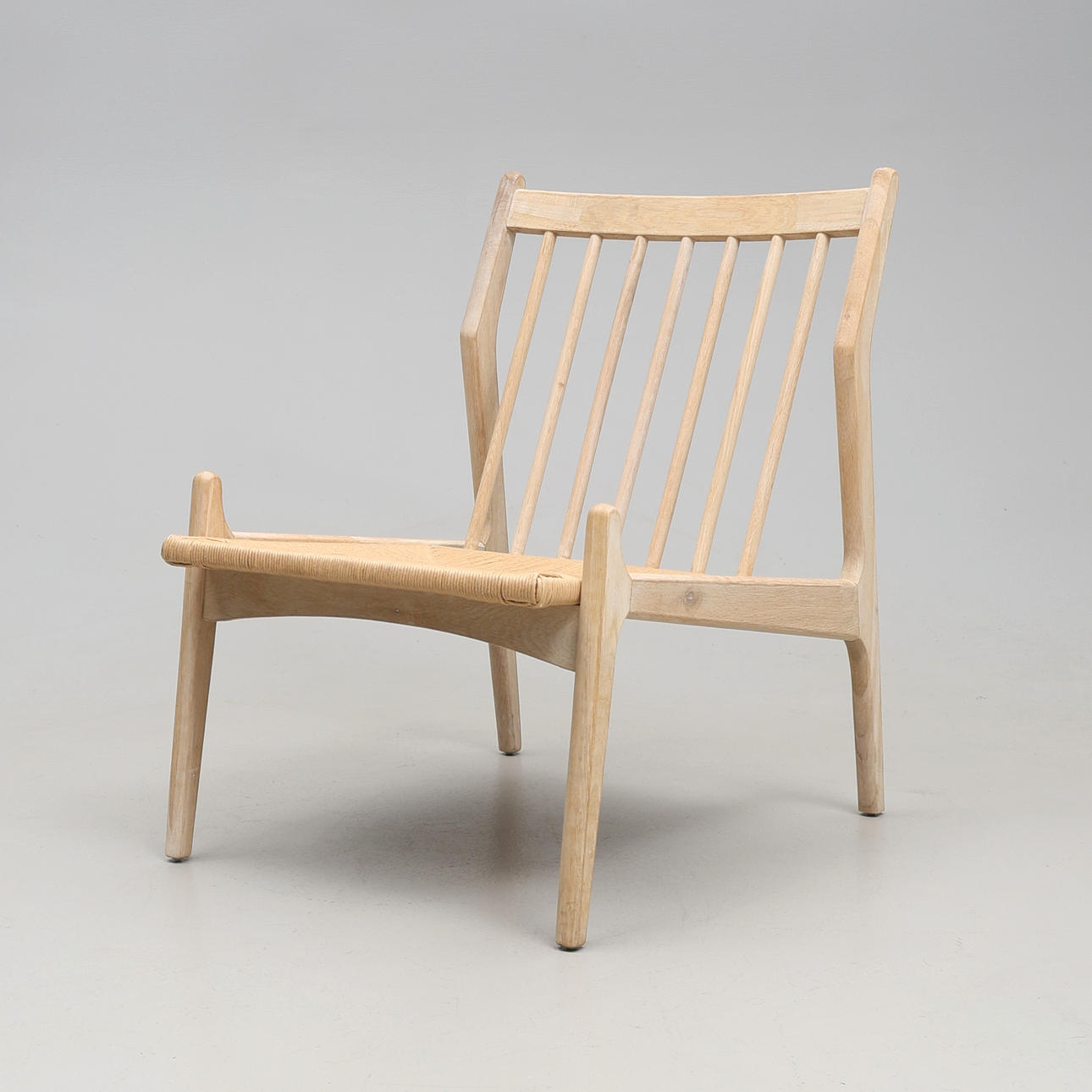 LOUNGESTOL. "Visby", massivt trä, papper.