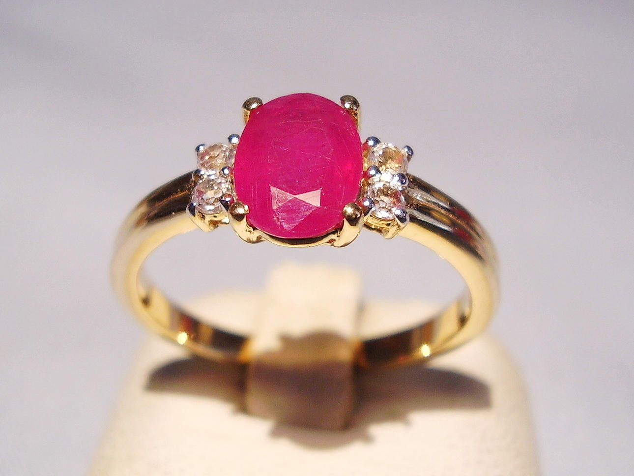 RUBINRING MED VITA NATURLIGA TOPASER. Tillsammans 1.48 ct.